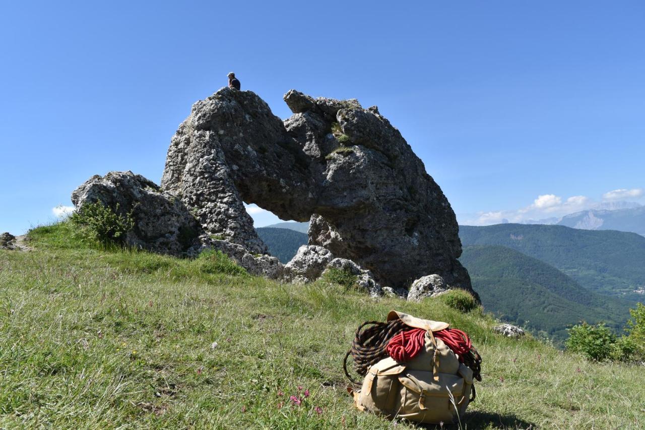 Gite Au Printemps Japonais, Petit Train De La Mure, Parc Des Ecrins Pierre-Chatel 外观 照片